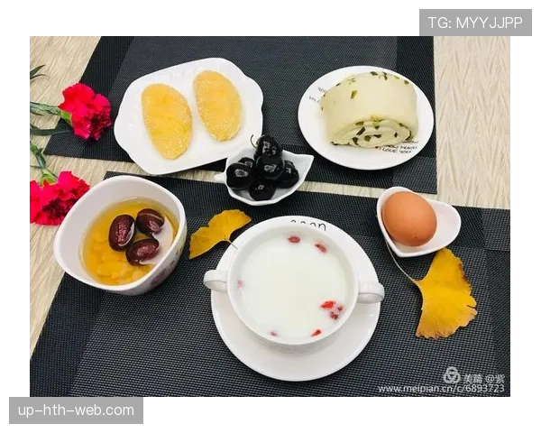 保罗·乔治刚发了早餐照，厨房像高级展厅——我只盯着那台咖啡机发呆