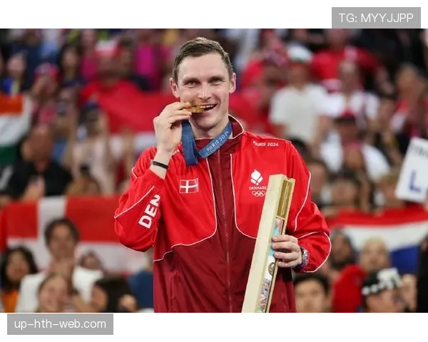 安赛龙训练完顺手拎了杯冰美式，这自律我真服了